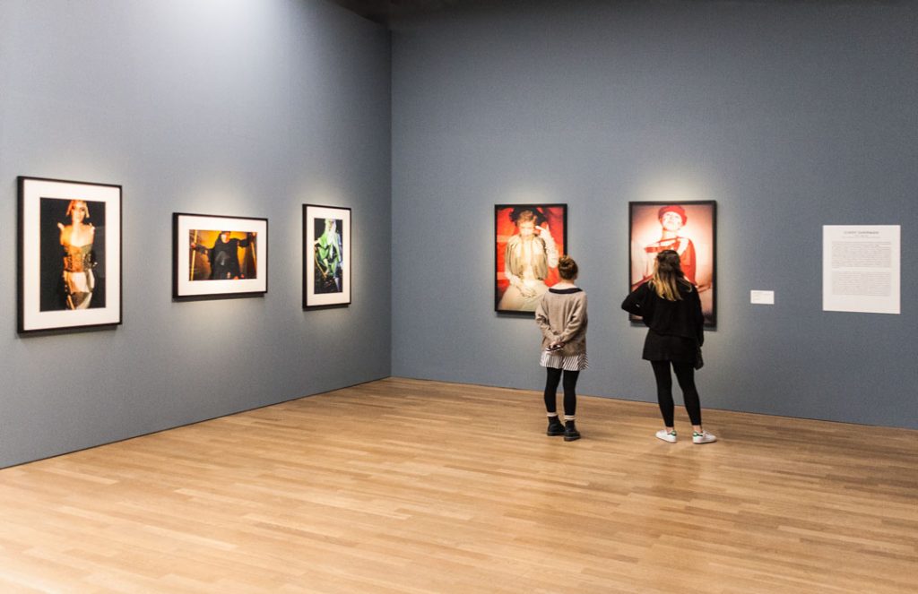 Besucherinnen der Ausstellung