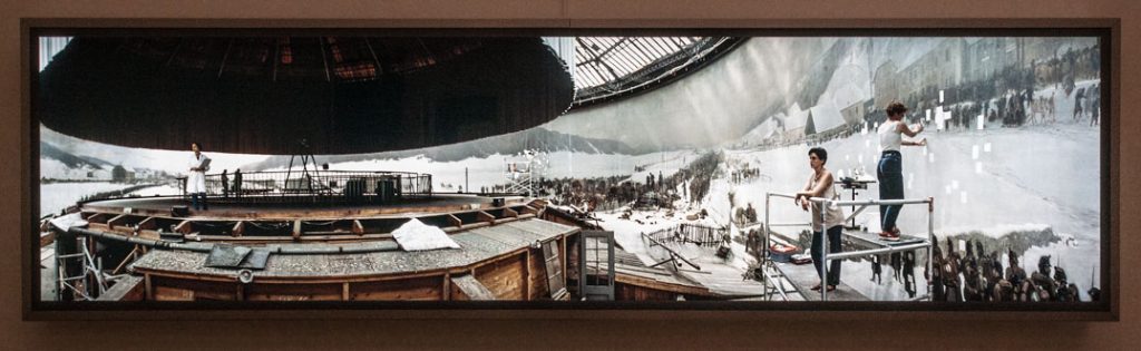 Leuchtkasten mit dem Bild Restaurierung / 1993 von Jeff Wall