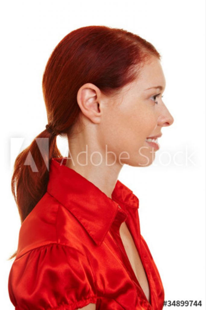 Junge Frau mit roten Haaren©Robert Kneschke - stock.adobe.com