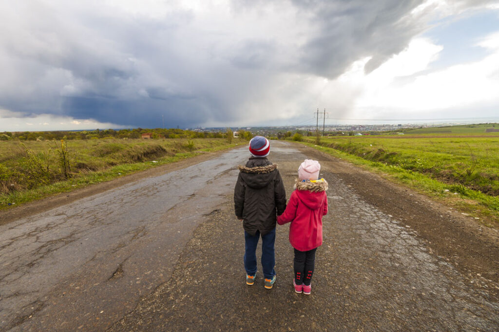 Two little children boy and girl walking on a road / 2017; Foto: ©bilanol - stock.adobe.com