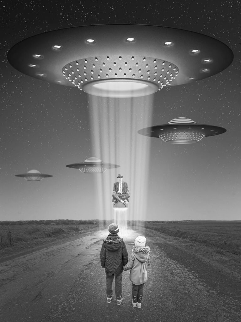 Ufo #3 / 2020; Montage: L.Wiese; Fotos: ©bilanol - , ©Stefan Schurr - stock.adobe.com, L.Wiese