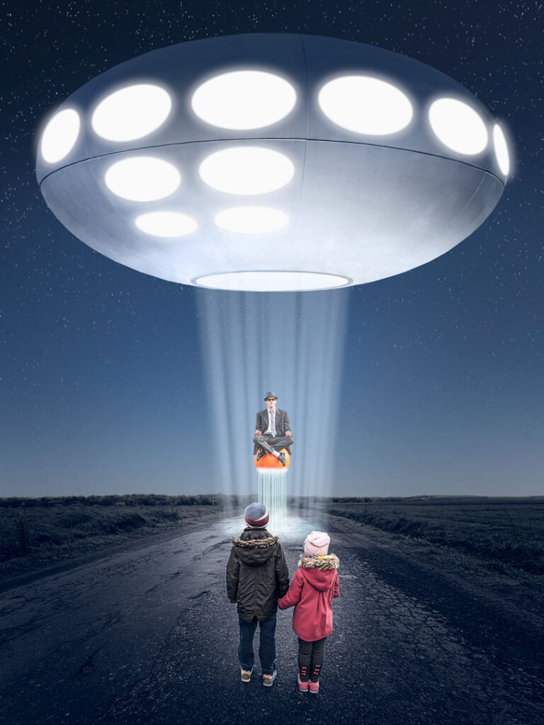 Ufo / 2019; Montage: L.Wiese; Fotos: ©bilanol - , ©Stefan Schurr - stock.adobe.com, L.Wiese